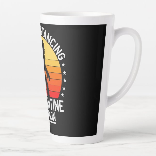Caneca De Café Latte Bigfoot em quarentena social distante   (Direita)