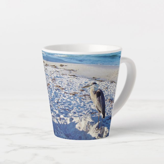 Caneca De Café Latte Blue Heron na praia latte mug (Ângulo direito)