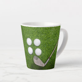 Caneca De Café Latte Bolas de golfe estão em grama verde
