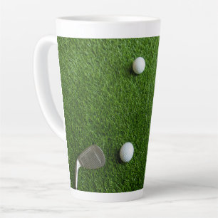 Caneca De Café Latte Bolas de golfe estão em grama verde