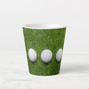 Caneca De Café Latte Bolas de golfe estão em grama verde