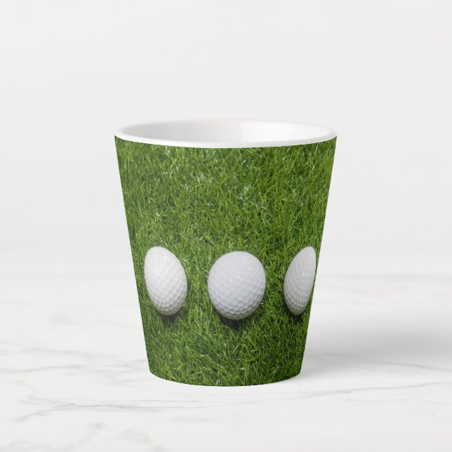 Caneca De Café Latte Bolas de golfe estão em grama verde (Frente)
