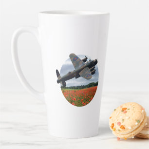 Caneca De Café Latte Bombardeiro Lancaster Sobre Um Campo De Pipoca