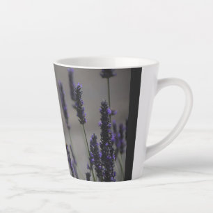 Caneca De Café Latte Borboleta Amarela em Foto Macro de Lavanda Roxa