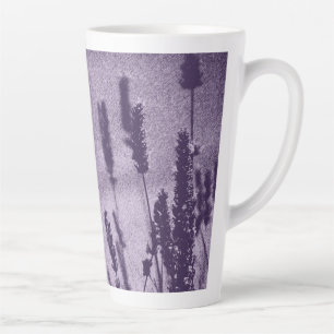 Caneca De Café Latte Borboleta Brimstone em um Campo de Lavanda Roxa