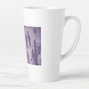 Caneca De Café Latte Borboleta Brimstone em um Campo de Lavanda Roxa