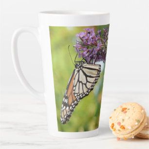 Caneca De Café Latte Borboleta Monarca em Arbusto de Borboleta Roxa