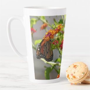 Caneca De Café Latte Borboleta Monarca no Arbusto de Borboleta Vermelho