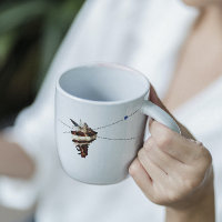 Borboleta rara no poema da concha Murex decolando
