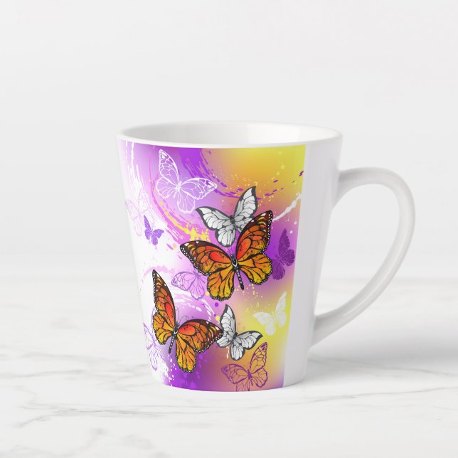 Caneca De Café Latte Borboletas Monarcas em Fundo Roxo (Direita)
