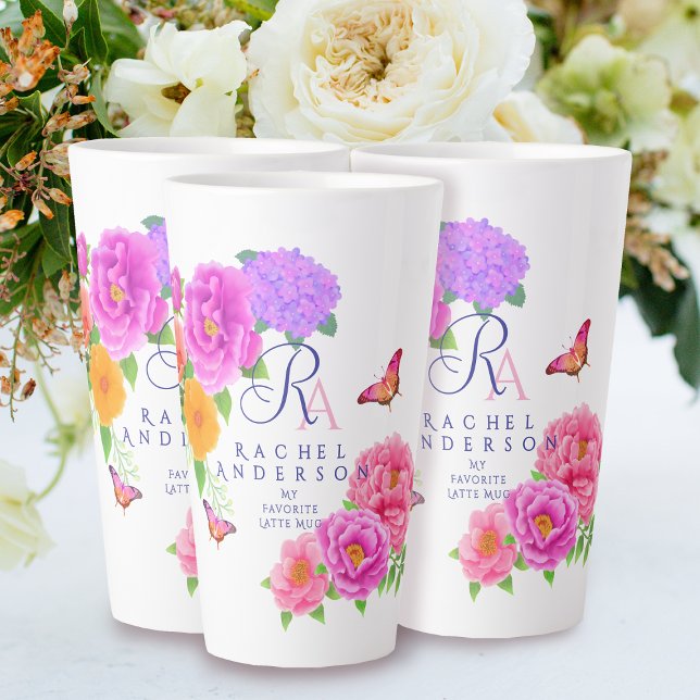 Caneca De Café Latte Branco do Jardim dos Monogramas românticos (Romantic Peonies Garden Monogram White Latte Mug.)