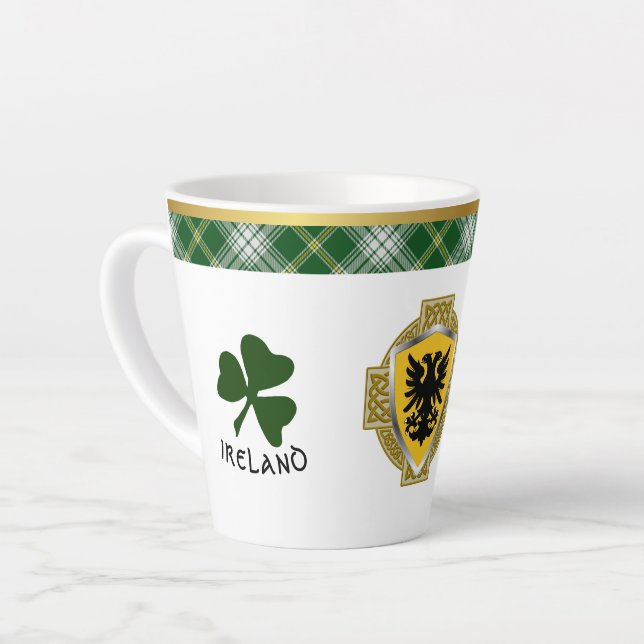 Caneca De Café Latte Browne Irish Shield & Tartan Personalizado (Ângulo esquerdo)
