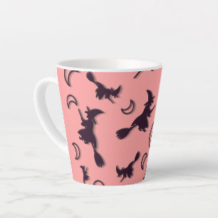 Caneca De Café Latte Bruxa voadora entre meia lua na noite de Halloween