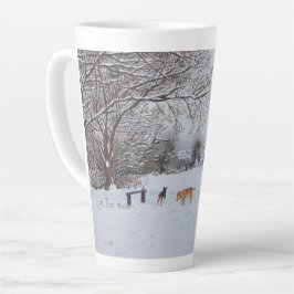Caneca De Café Latte cães jogando na paisagem invernal da neve