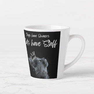 Caneca De Café Latte Cães têm donos, gatos têm funcionários