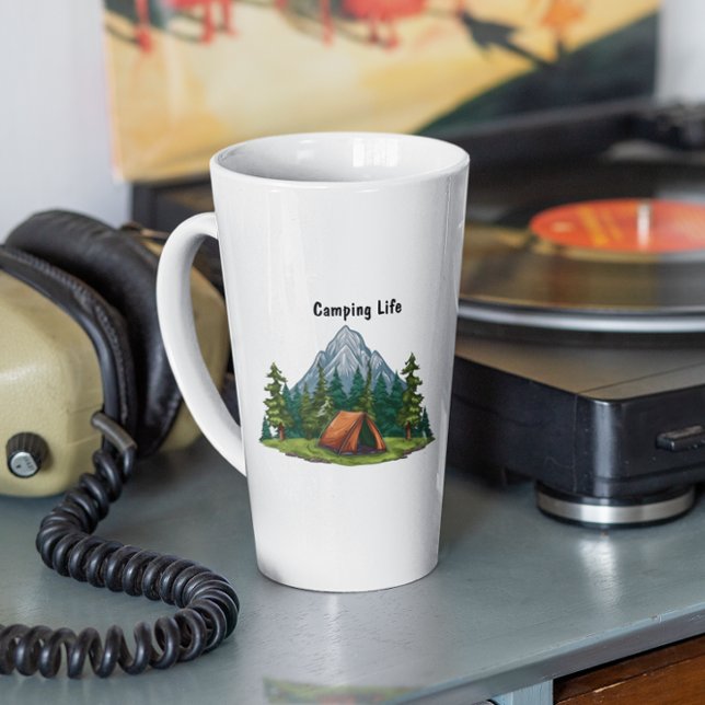 Caneca De Café Latte Camping Life, com uma tenda no bosque (Criador carregado)