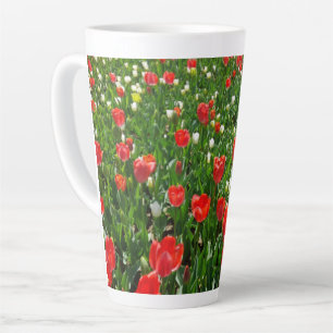 Caneca De Café Latte Campo de Flores de Tulipa Vermelha Fotografia da N