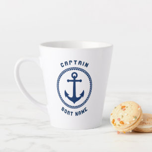 Caneca De Café Latte Capitão e barco do ancoradouro do mar náutico ou