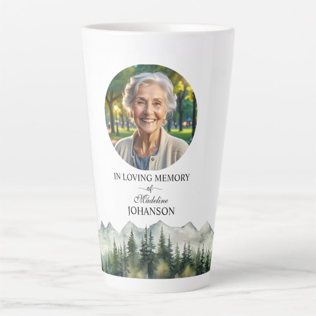 Caneca De Café Latte Celebração da Vida Montanhas e Árvores Lembrança (Frente)