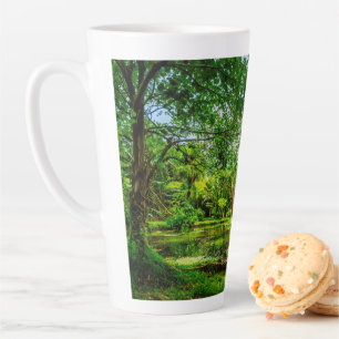 Caneca De Café Latte Cenário tropical exuberante do rinoceronte Slipper