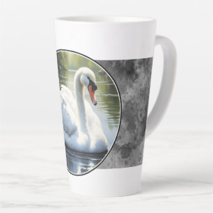 Caneca De Café Latte Cisne elegante está nadando na água