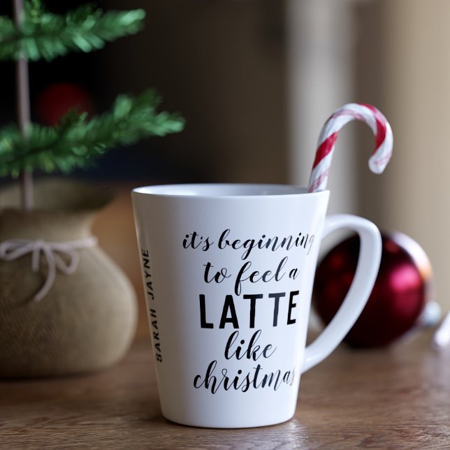 Caneca De Café Latte Citação de Natal Está Começando a Sentir (It is feeling a latte like Christmas every where you go and you can take this mug with you. )