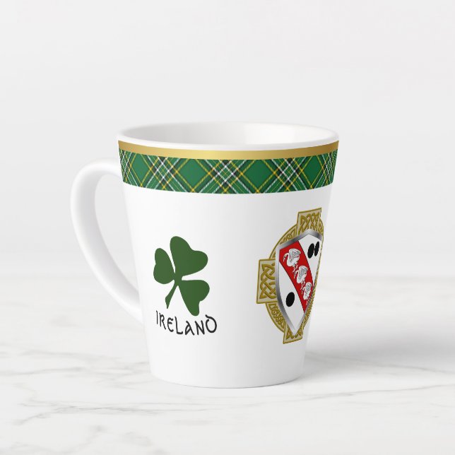 Caneca De Café Latte Clarke Irish Shield & Tartan Personalizado (Ângulo esquerdo)