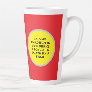Caneca De Café Latte Criar filhos é como ser bicado até a morte