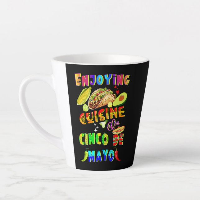 Caneca De Café Latte Desfrutando Da Cuisine Em Cinco De Mayo (Esquerda)