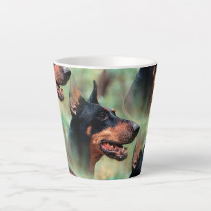 Caneca De Café Latte Doberman Pinscher na floresta