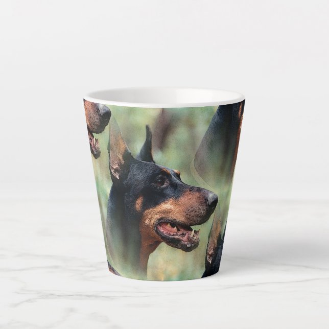 Caneca De Café Latte Doberman Pinscher na floresta (Frente)