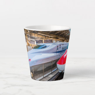 Caneca De Café Latte Dois Shinkansen na Estação de Tóquio