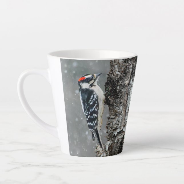 Caneca De Café Latte Downy Woodpecker em Neve - Foto Original (Esquerda)