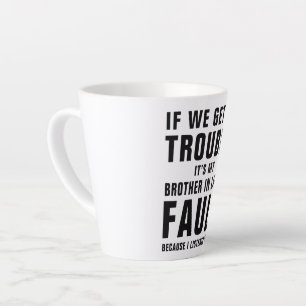 Caneca De Café Latte É a culpa do meu irmão em Direito dizendo engraçad