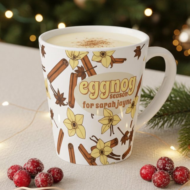Caneca De Café Latte Eggnog Season Personalizou Cozy Latte Mug (A cozy eggnog season latte mug with space for your name)