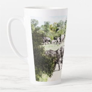 Caneca De Café Latte Elefantes Africanos Atravessando A Estrada