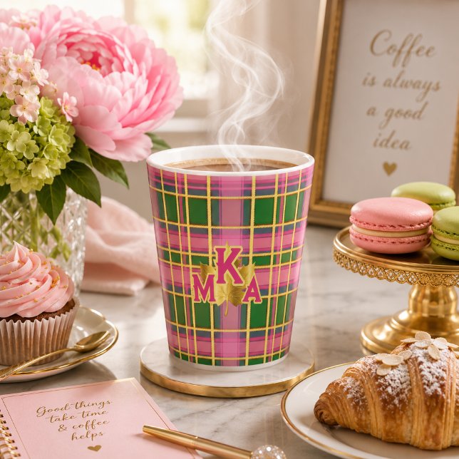 Caneca De Café Latte Elegante Rosa e Xadrez Verde Monogramado (Stylish Monogrammed Pink and Green Plaid Latte Mug )
