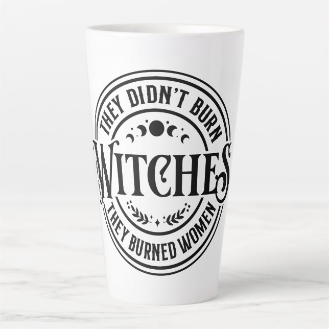 Caneca De Café Latte Eles não queimaram bruxas (Frente)