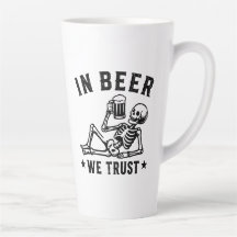 Em cerveja nós confiamos esqueleto relaxando Beer