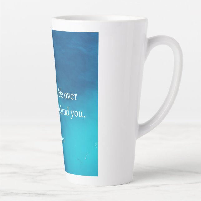 Caneca De Café Latte Enfoque-se para frente, não tropece no passado (Direita)