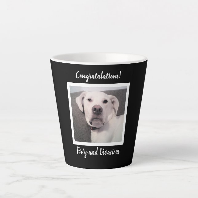 Caneca De Café Latte Engraçado Cachorro Branco Engraçado aniversário de (Frente)