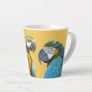 Caneca De Café Latte Engraçado Parrots Conversando. BG Latte Mug