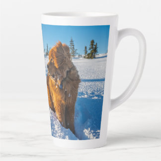 Caneca De Café Latte Esperando na neve