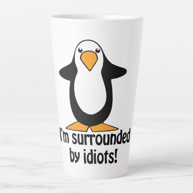 Caneca De Café Latte Estou cercado por Idiotas Cartoon Engraçado Pingui (Frente)