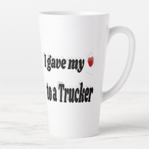 Caneca De Café Latte Eu dei meu coração a um texto preto de caminhoneir
