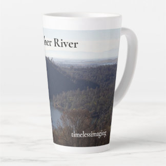 Caneca De Café Latte Feather River numa caneca, bebida quente, cozinha.