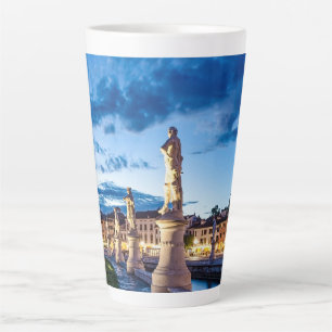 Caneca De Café Latte Fila de estátuas iluminadas em Padova