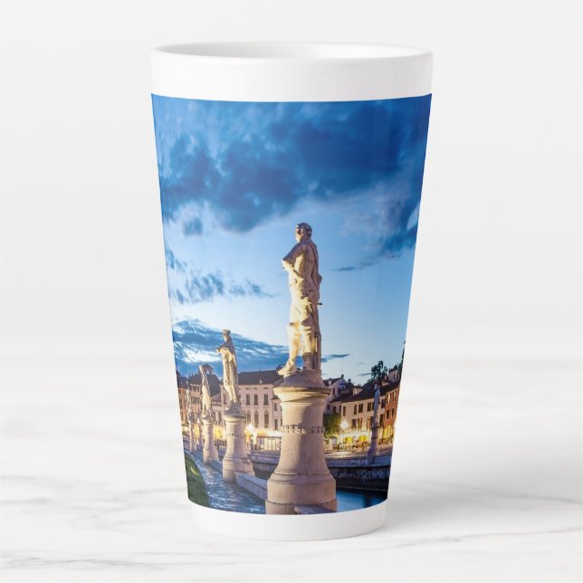 Caneca De Café Latte Fila de estátuas iluminadas em Padova (Frente)