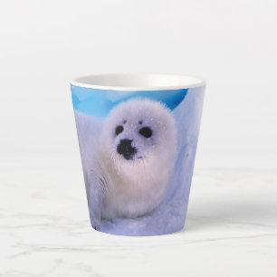 Caneca De Café Latte Filhote de foca com pequenas manchas escuras cober