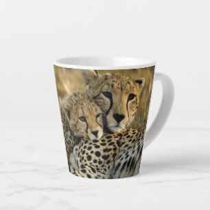 Caneca De Café Latte Filhote de Guepardo Abraçado com sua Mãe
